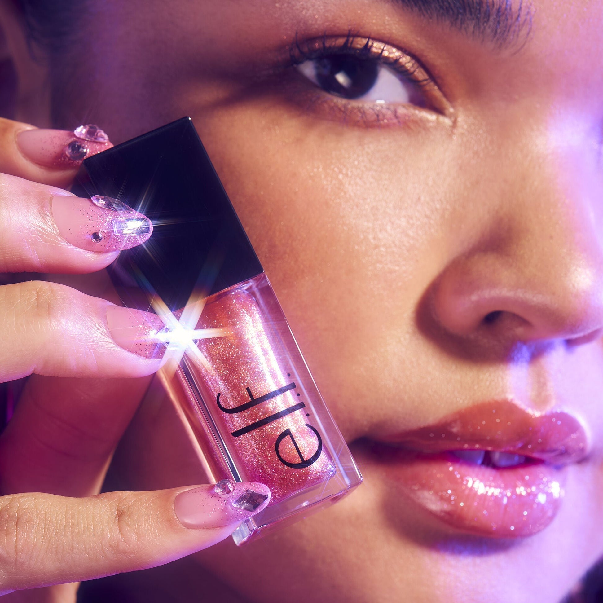 glow-reviver-plumping-lip-oil-d1 072225_Breanna_LipPlump_0391_2000x2000_0613e084-a418-44f9-b40d-c461b7a4b6db.jpg