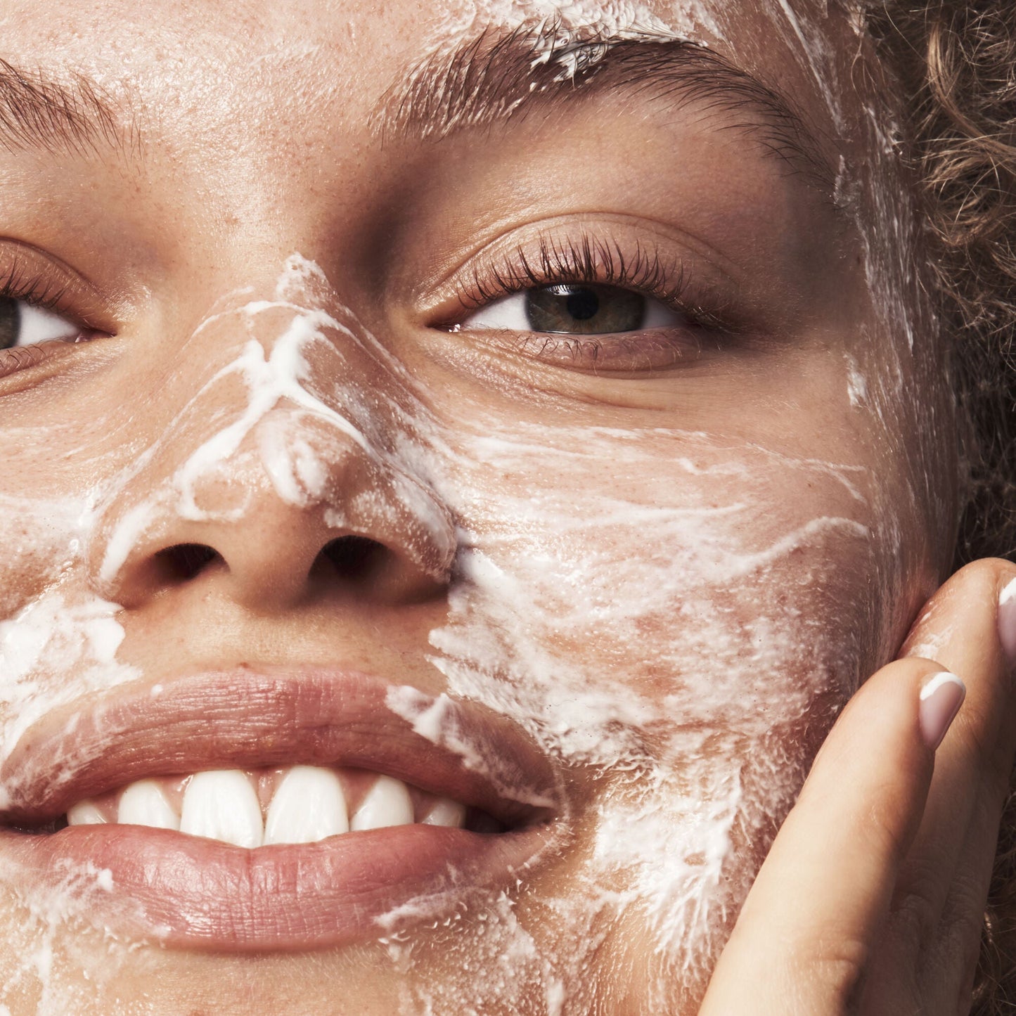 blemish-breakthrough-acne-clarifying-cleanser-z0 121321_Marley-Acne-Regimen_0117_FINAL_IGF.jpg