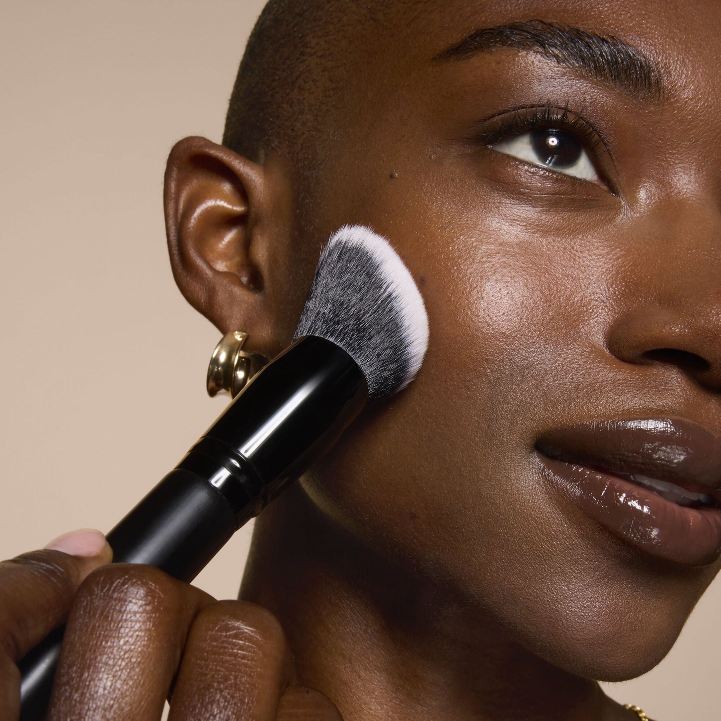 smooth-swipe-foundation-brush-q7 81456_MOM_SMOOTH_SWIPE_FOUNDATION_BRUSH_TOOL_SHOT_IYANNA_0169_V4.jpg