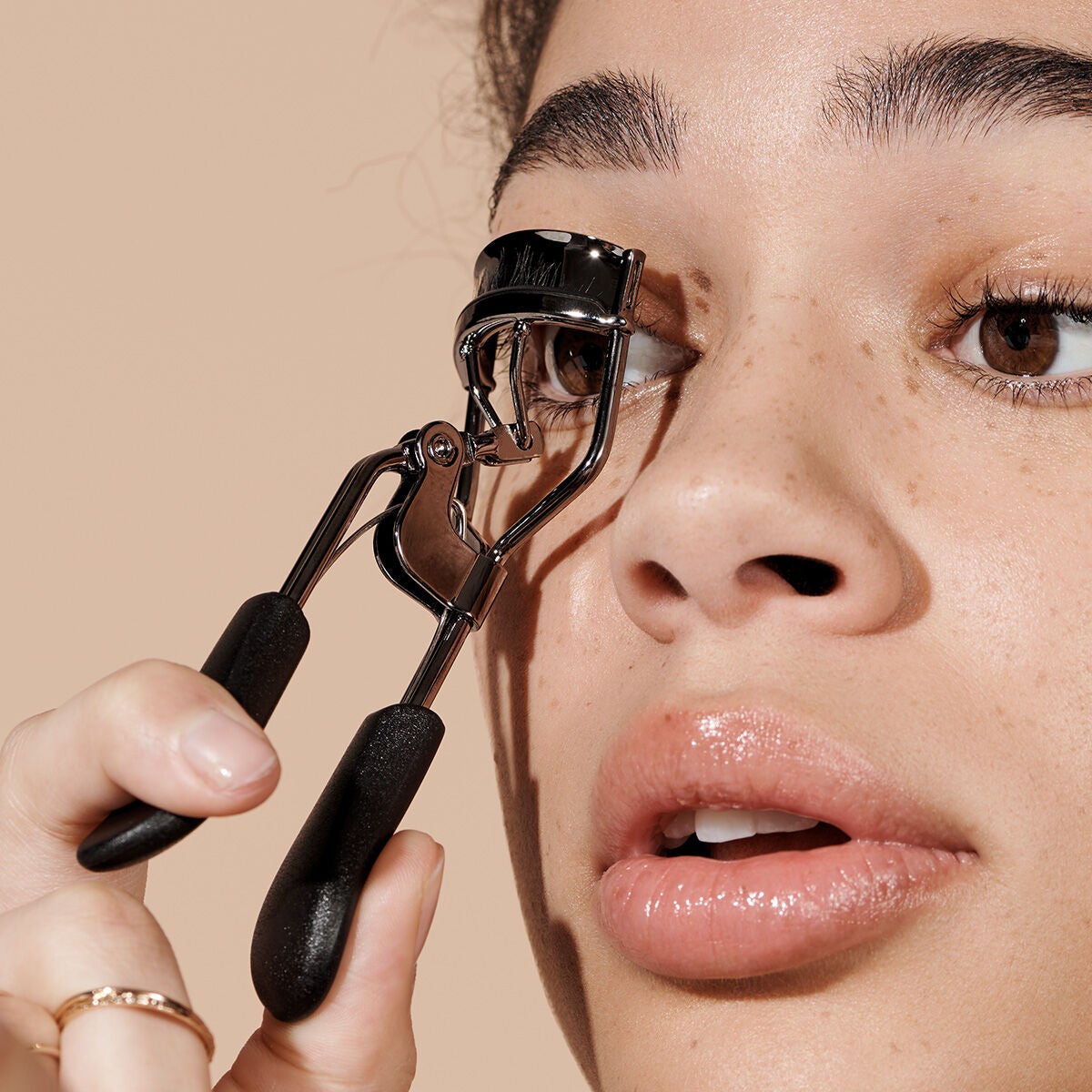 pro-eyelash-curler-n9 84067_ProEyelashCurler_Model.jpg